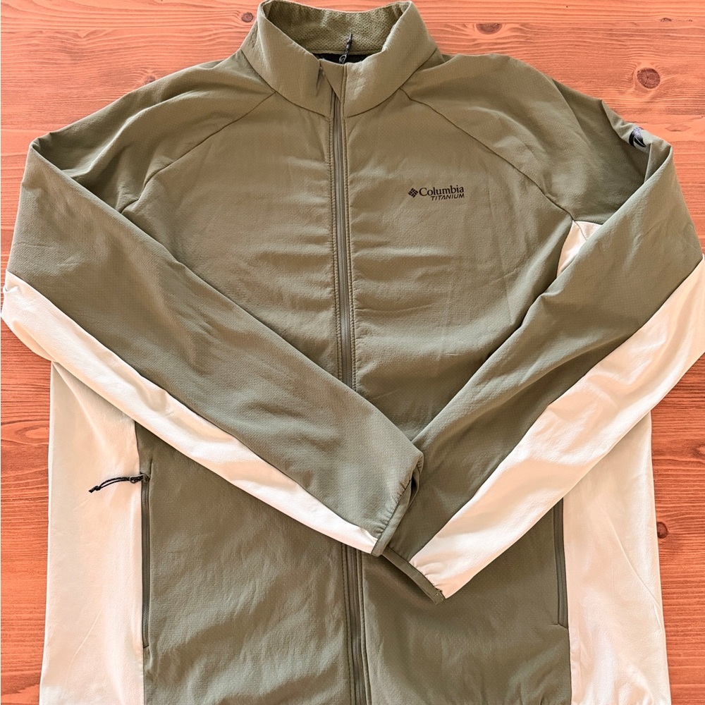 Columbia Men's Green and White Windbreaker